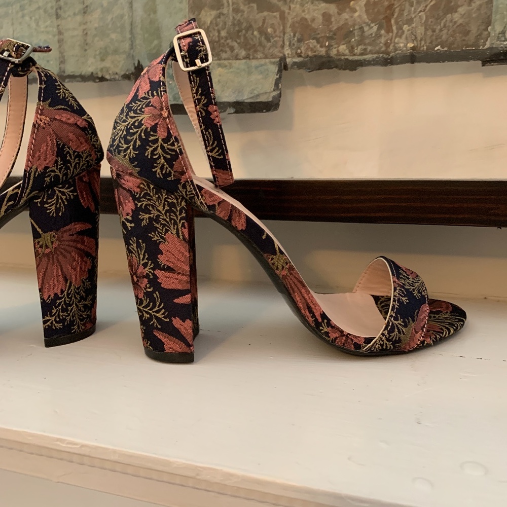 Quips floral strappy heels. Worn‎ twice. Retail 85
